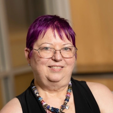 Headshot of Suzanne Miller.