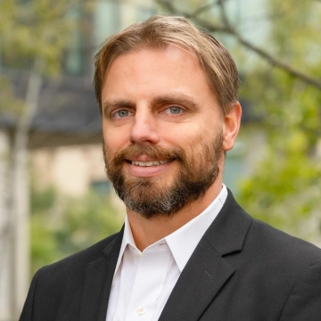 Headshot of Justin Novak.