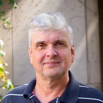 Headshot of Pat Place.