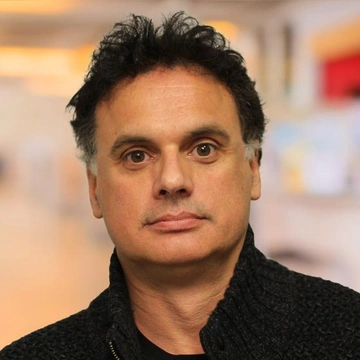 Headshot of Kurt Wallnau.