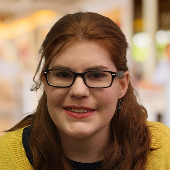 Headshot of Lauren Cooper.